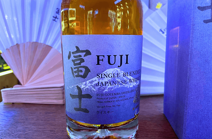 Zbliżenie na etykietę whisky Fuji Single Blended